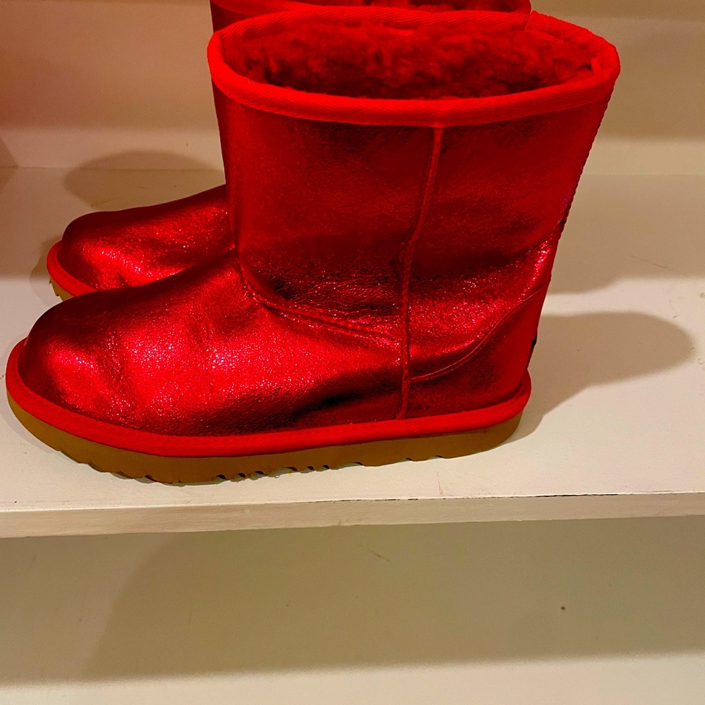 Women’s Samba Red Shiny Uggs Boots, Size 6